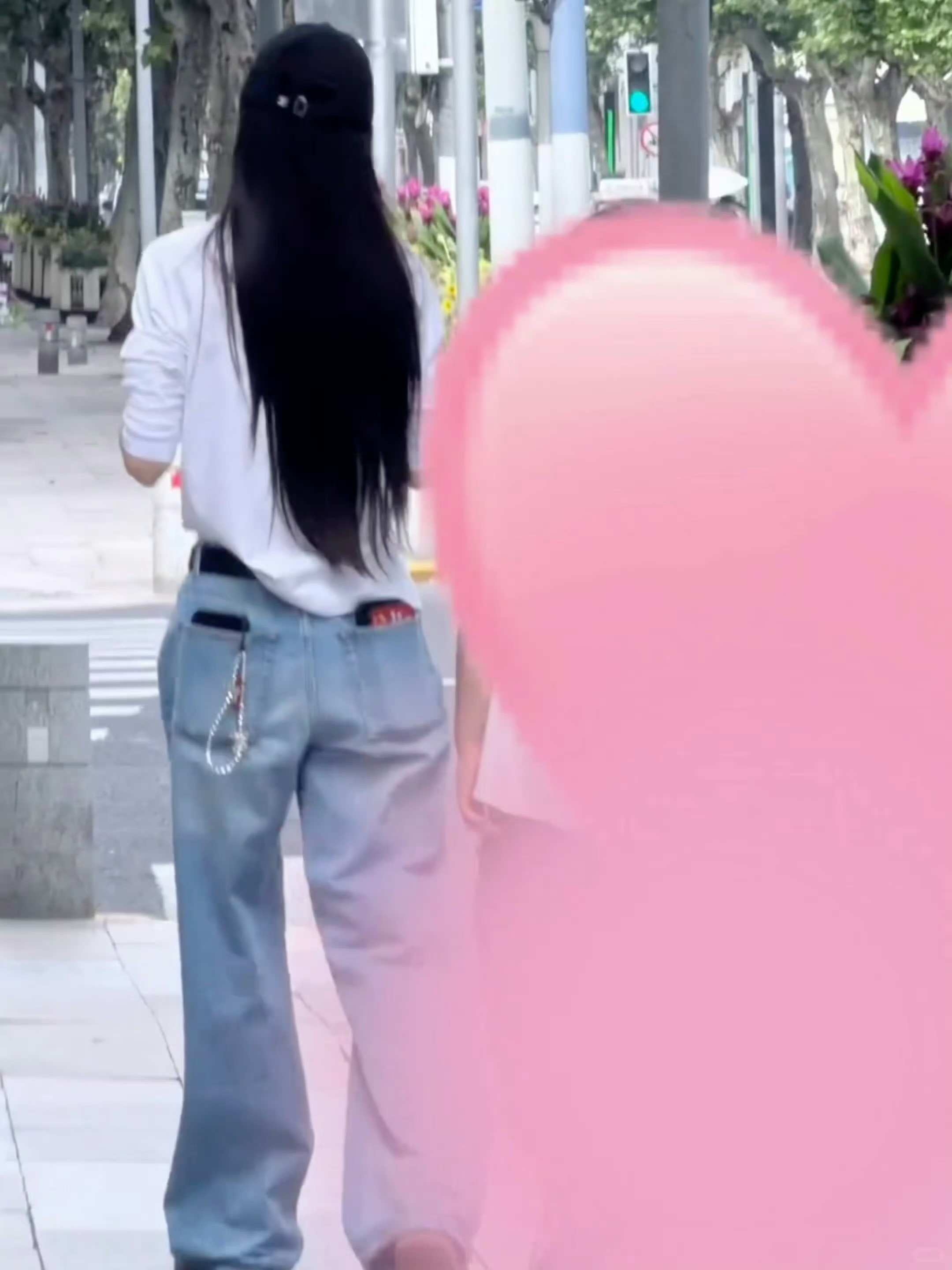 网友在上海街头偶遇了angelababy，鼻姐长发及腰了！好让羡慕的发质和发量