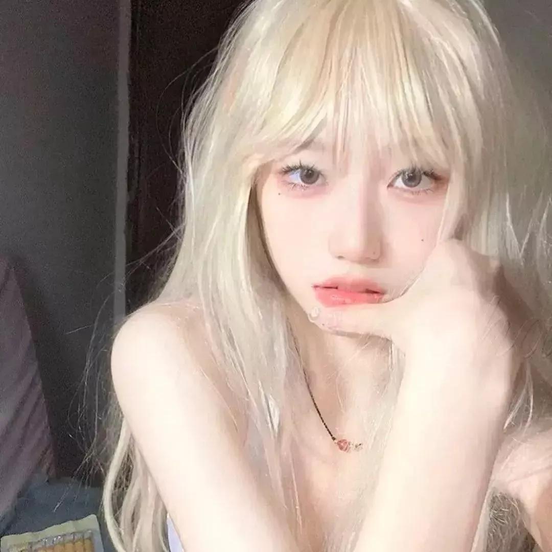 梦幻般的发色，纯真无邪的眼神，少女心爆棚的瞬间。紫色头发少女 少女的发色 时尚小