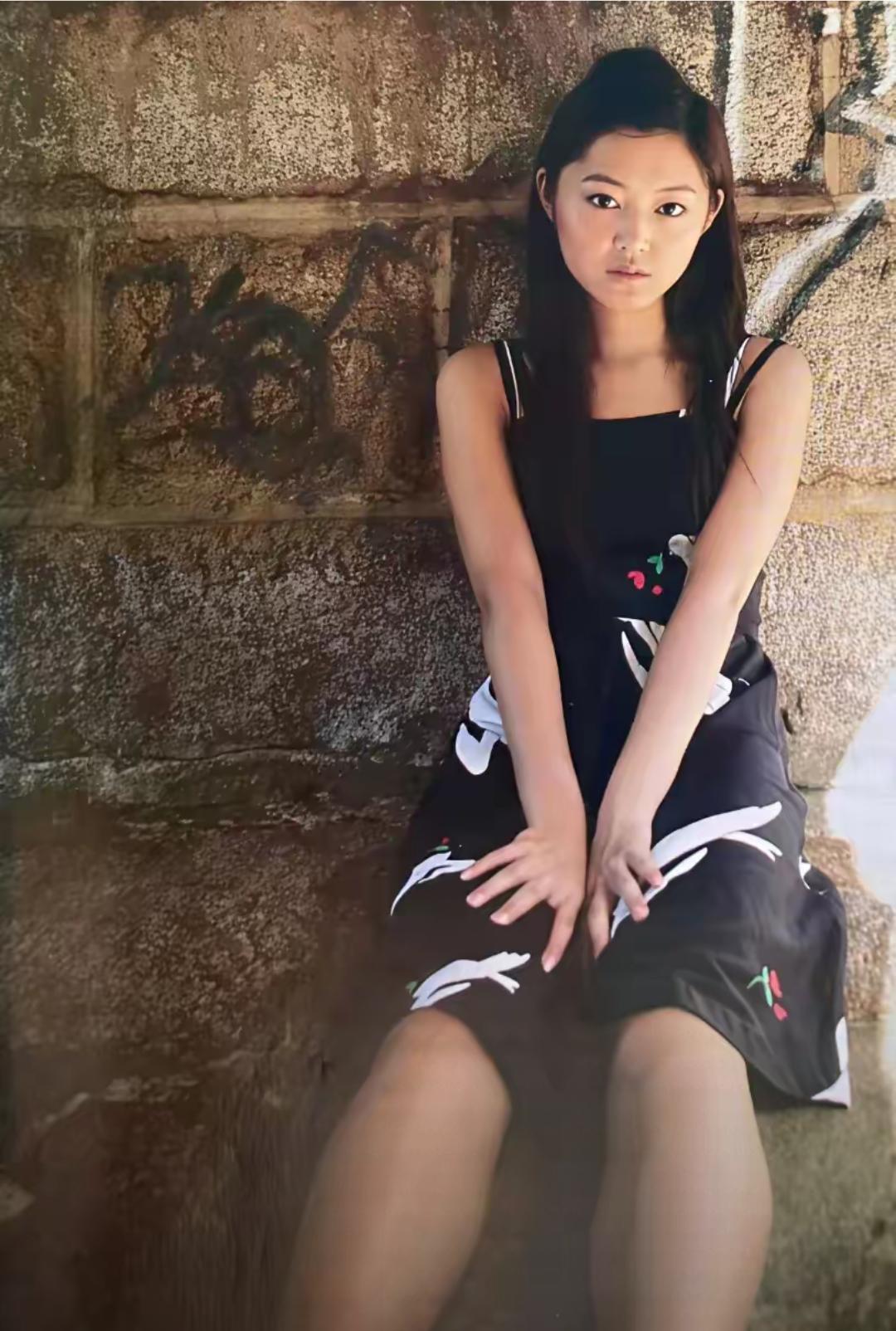 青春年少卫诗雅，好清纯可爱。