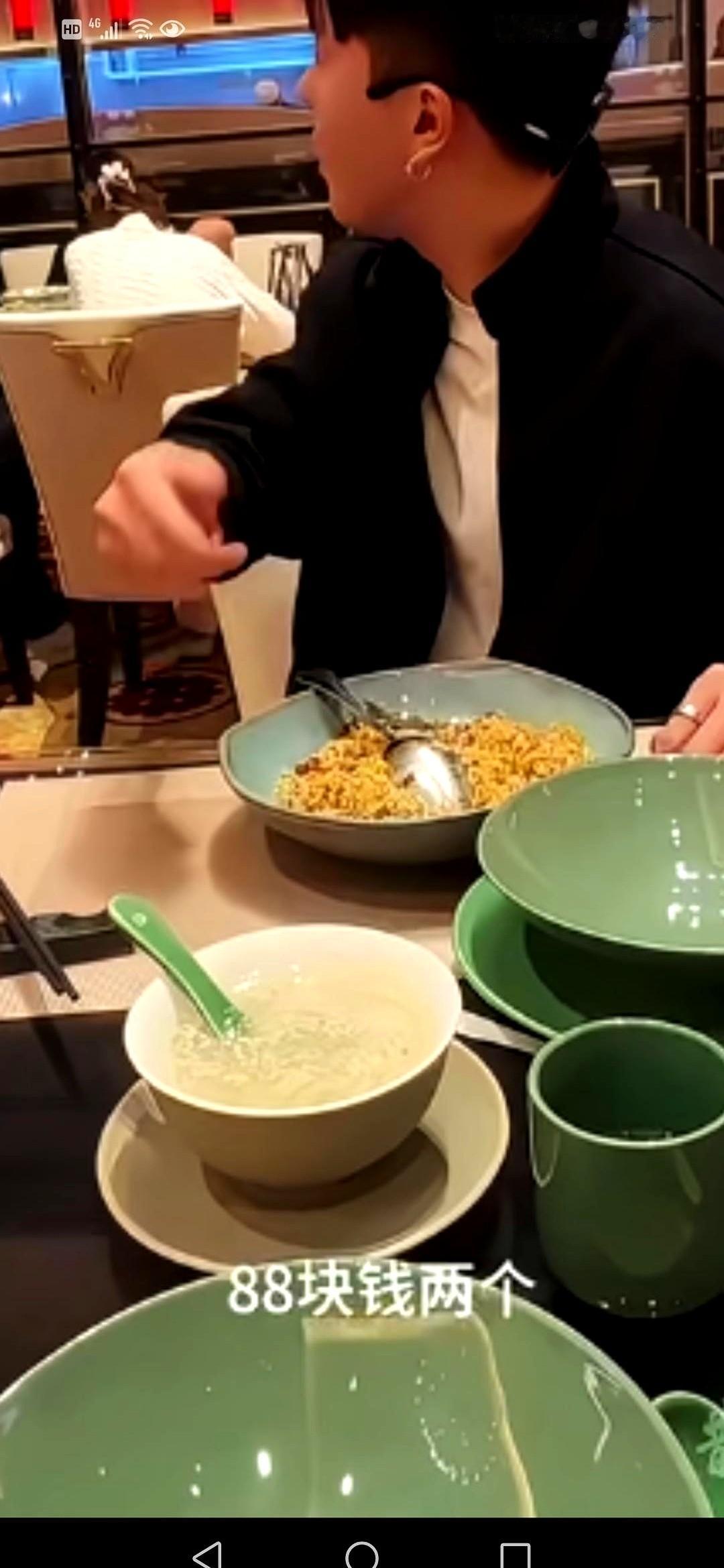 “先生，您的汤圆，88元。”
服务员把碗放下的时候，我眼珠子差点没跟着掉碗里。