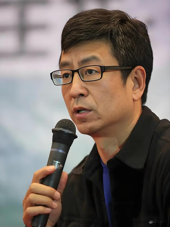 放弃年薪百万的专业！央视名嘴之子为何在戈壁滩捡碎瓷片？
 
当董卿都忍不住追问"