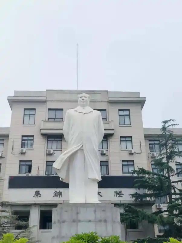 这是中国农业大学里的毛主席雕像，现在依然屹立在大门中央。那时，清华大学率先建造第