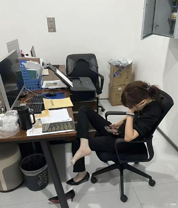 办公室非脱鞋之地，此举实属不当。尊重环境与他人感受，还办公空间一份整洁文明，莫让