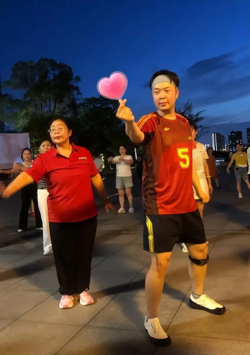 宝子们，沈梦辰杜海涛结婚3年啦，这俩的状态可太有意思了！杜海涛现在跳广场舞简直不