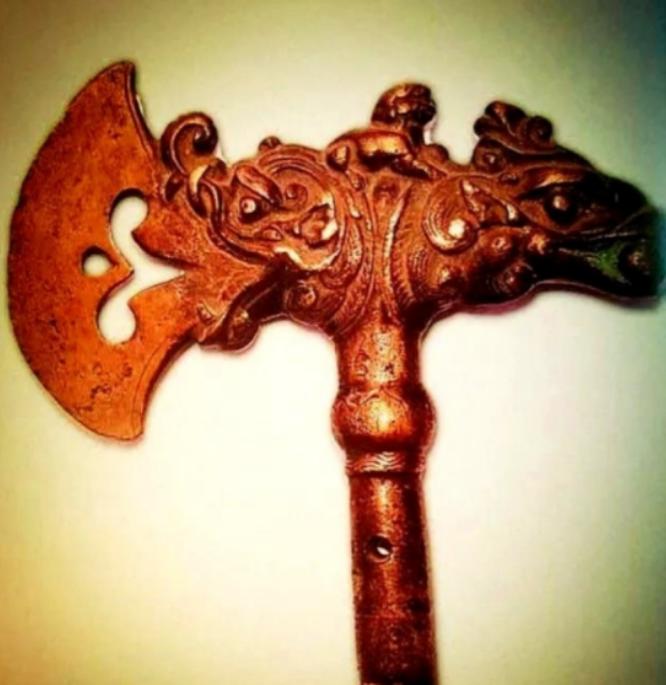 1968年，内蒙古巴林右旗一村民打猎，追赶野兔进了一座山洞，竟发现一把金斧头，正