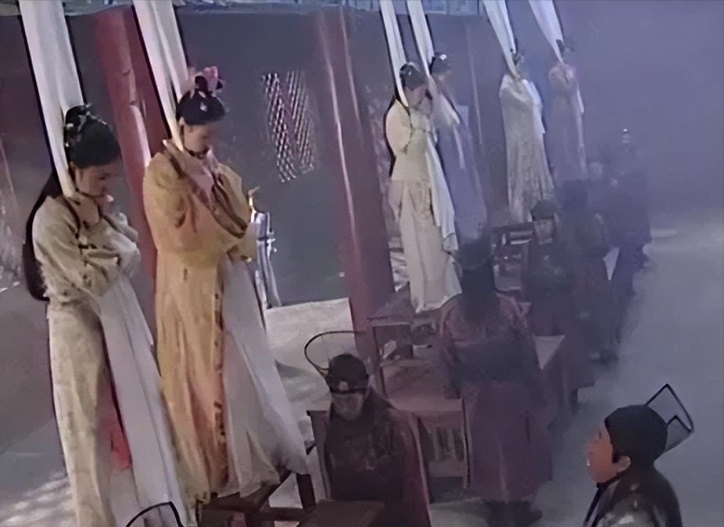 公元1398年，洪武三十一年，闰五月。46具黑漆棺材从南京皇宫抬出，排成一列，整