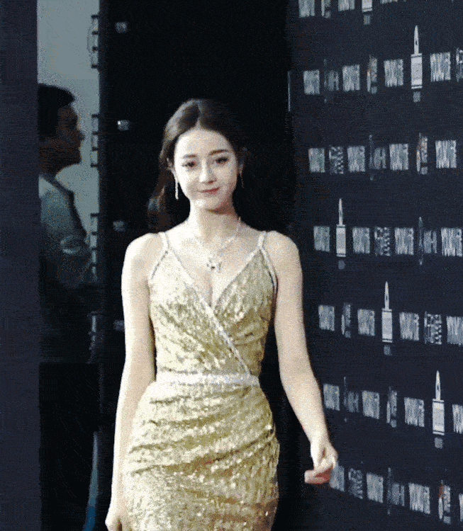 古力娜扎的身材绝对是第一，连走路都带风…