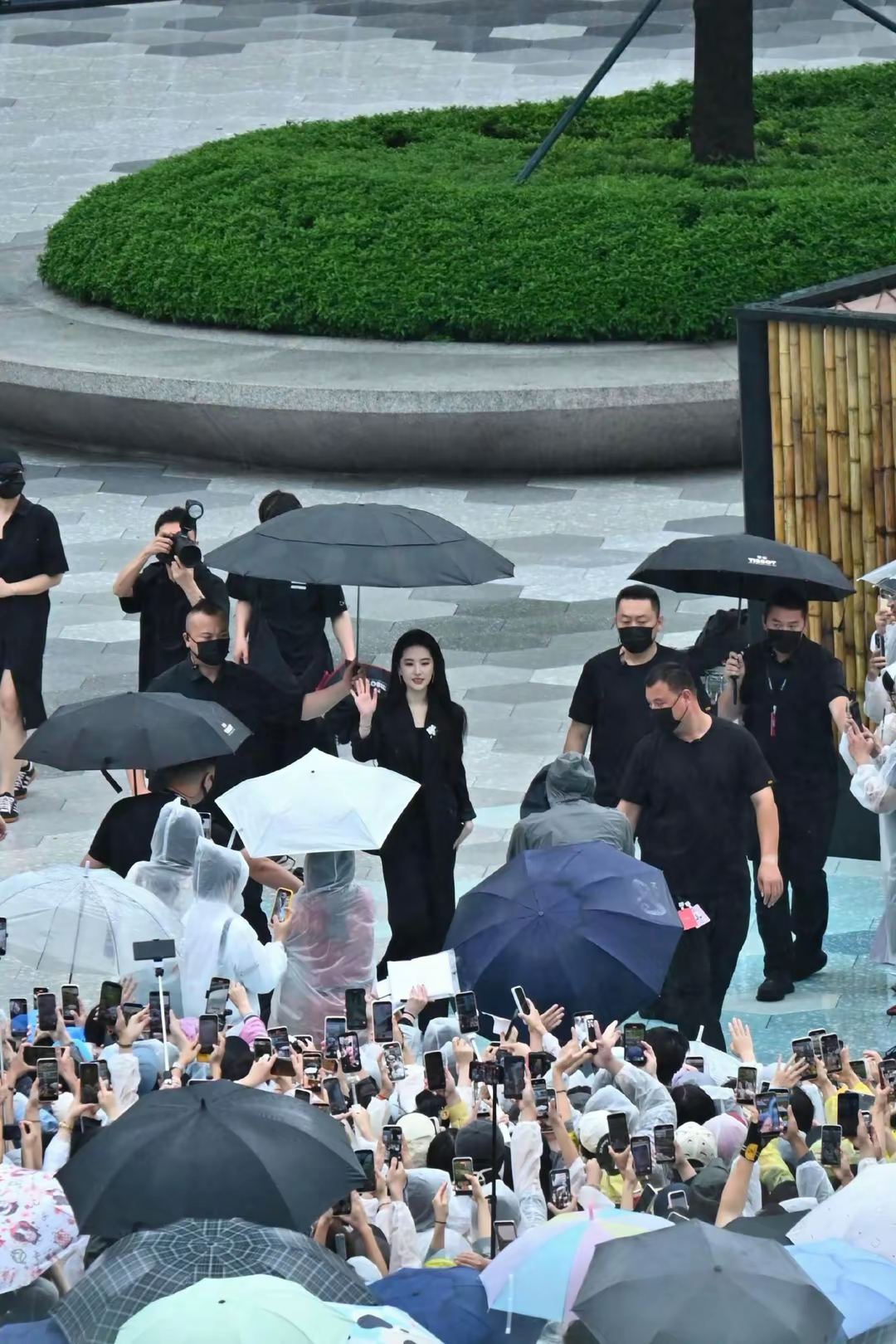 刘亦菲成都活动风采依旧，美人中的美人 