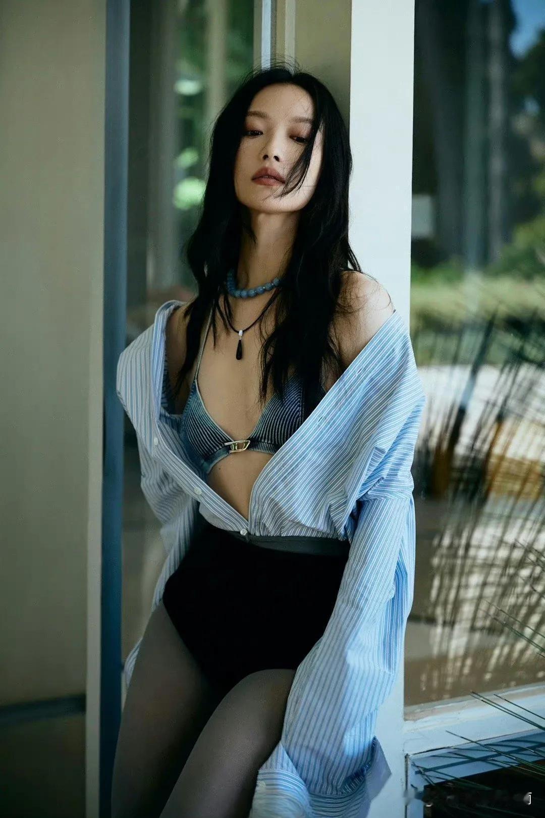 真正的性感，从来不是露多少，而是气质里的松弛与舒展。
 
内娱能把“高级感”和“