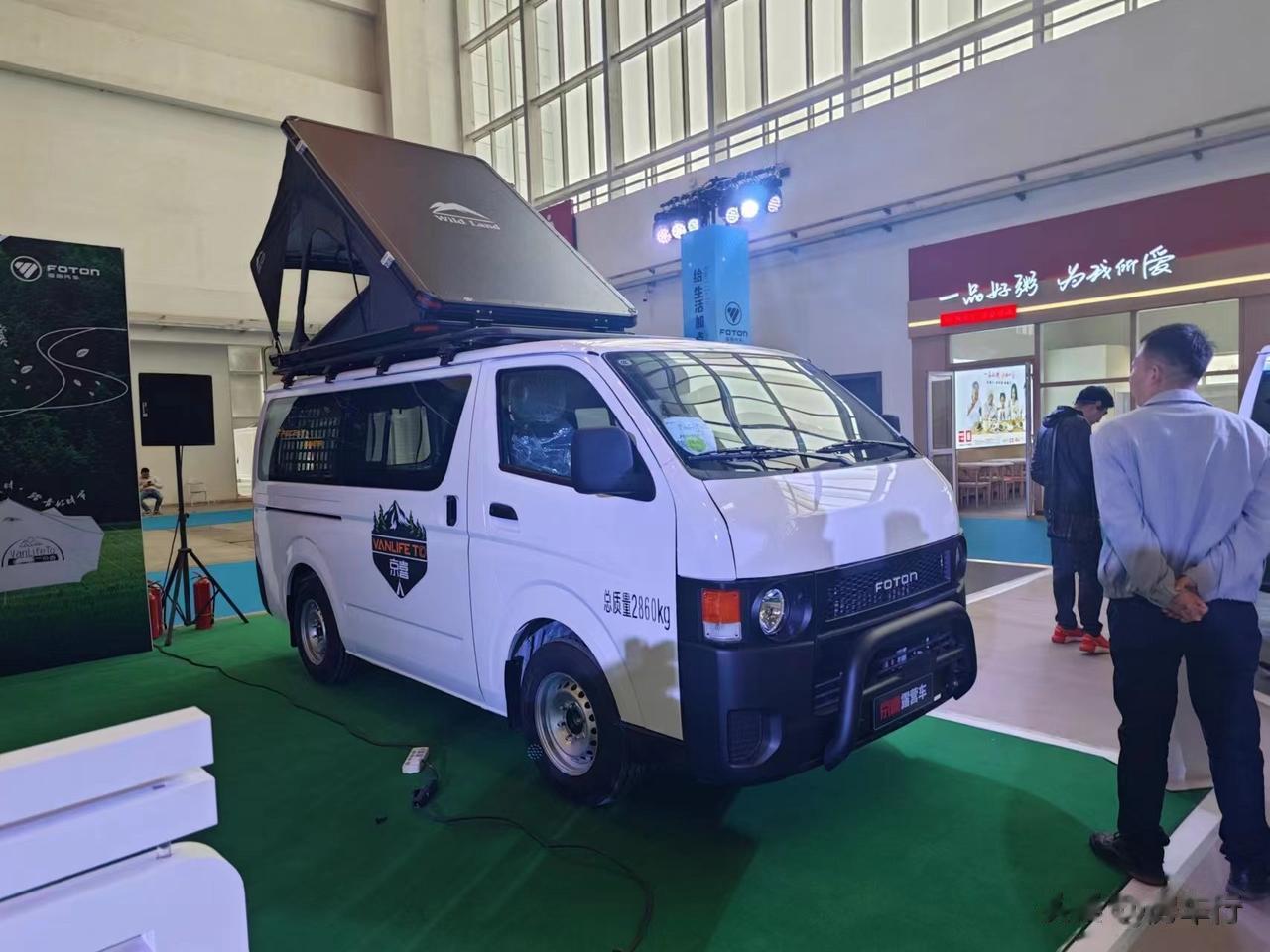 由福田G7底盘打造的露营车，在北京露营展上再次亮相。整车重量2.86吨，搭载了2