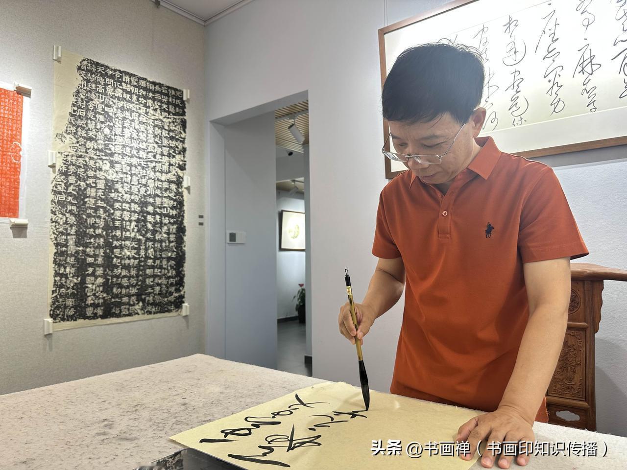 杨春的“临古碑帖系列”在书法界曾获得较高评价，核心在于他解决了传统碑帖临摹中一个