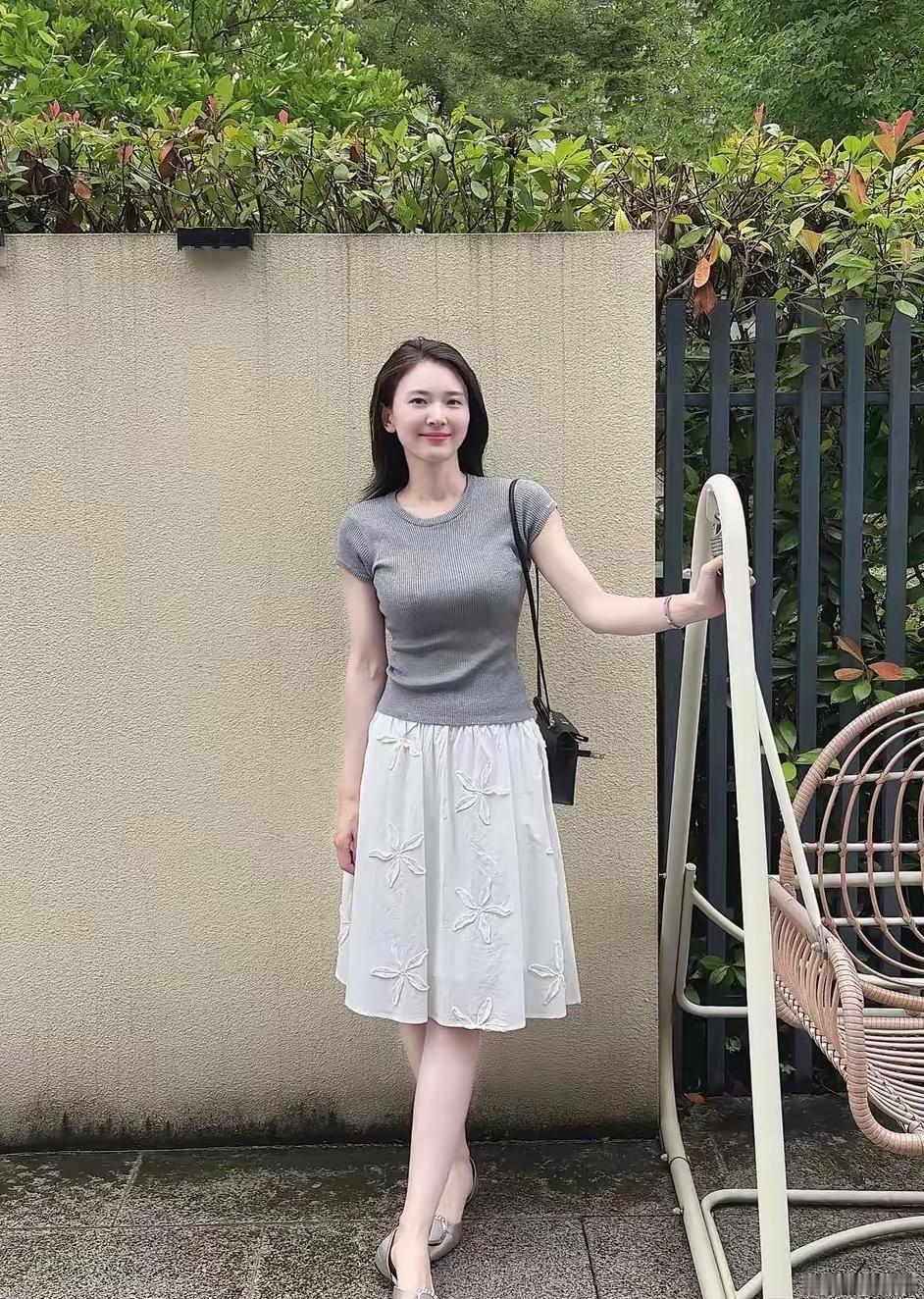遇到这样的女孩子，大部分的男孩都会心动，但能娶的起的，或许只有十之一二了。