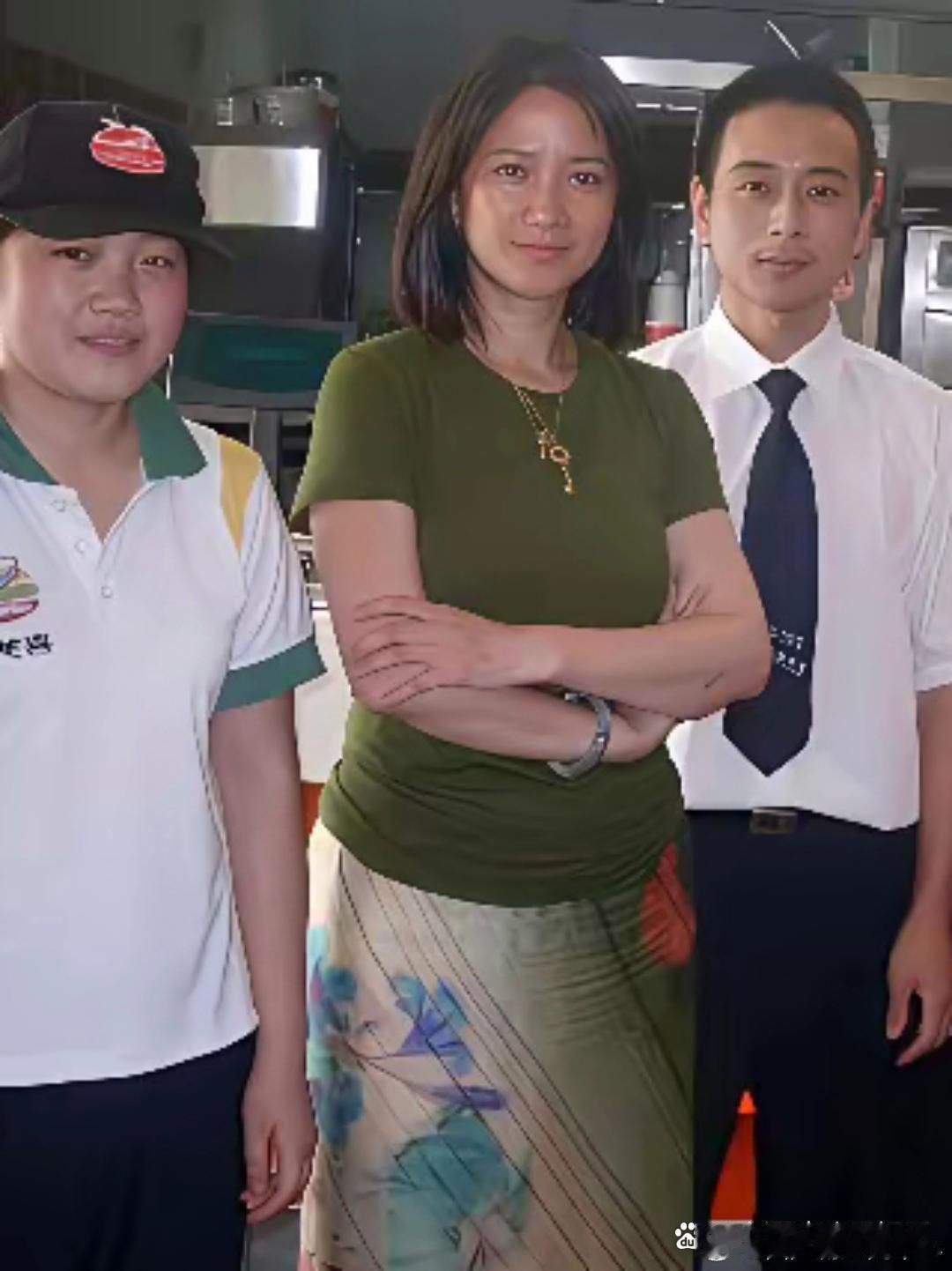 何晴当年在喜梦厅喝茶与服务人员留影，大美女素颜就敢出门 