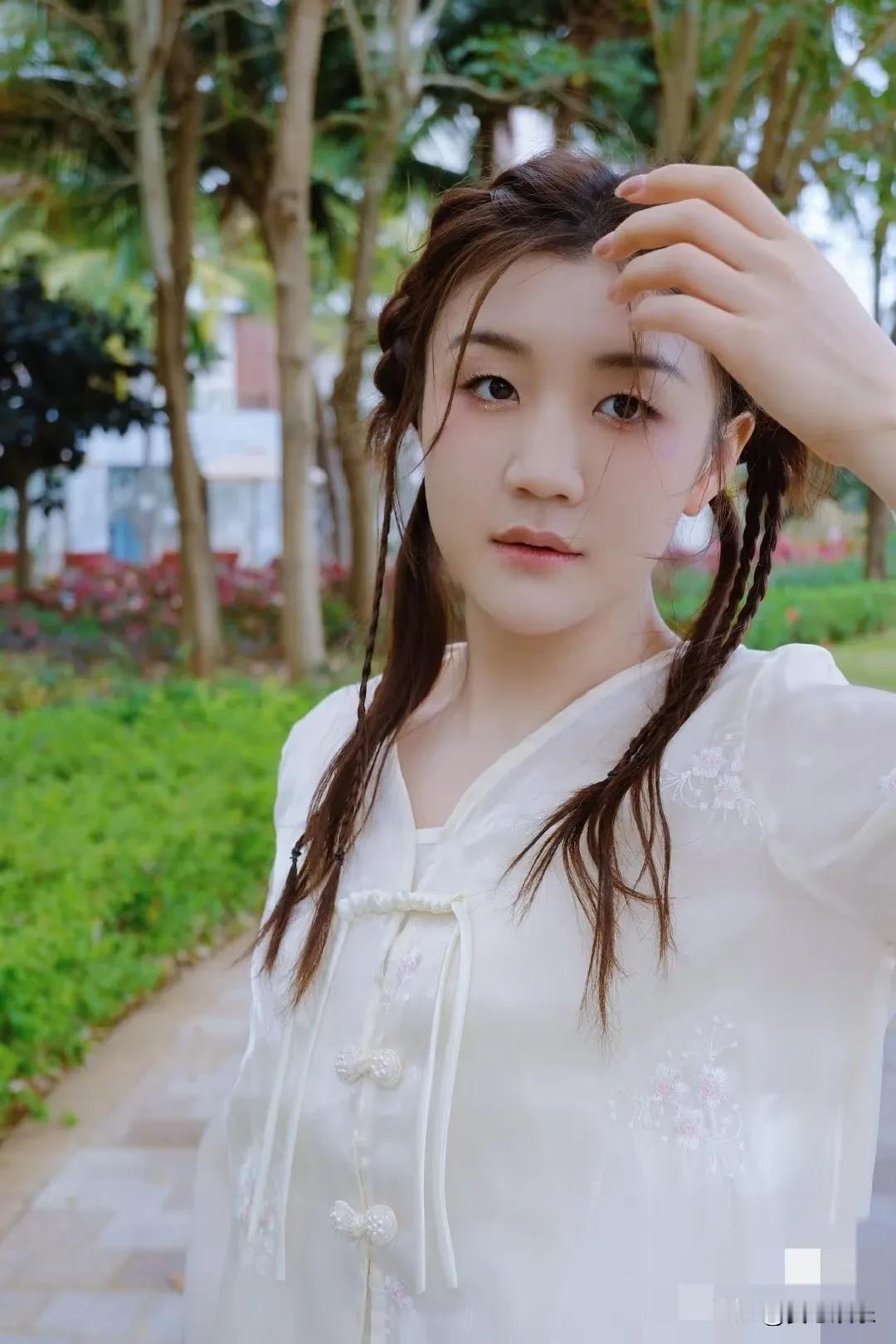 陈梦，很厉害的国家运动员，清清爽爽的女孩子，漂亮吧 算漂亮 但是我觉得不是很好看