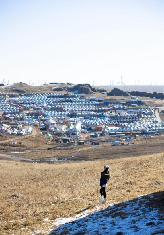 乌兰察布的冬天
上午去了辉腾锡勒草原，下午去了乌兰哈达火山，在火山看了夕阳。自驾
