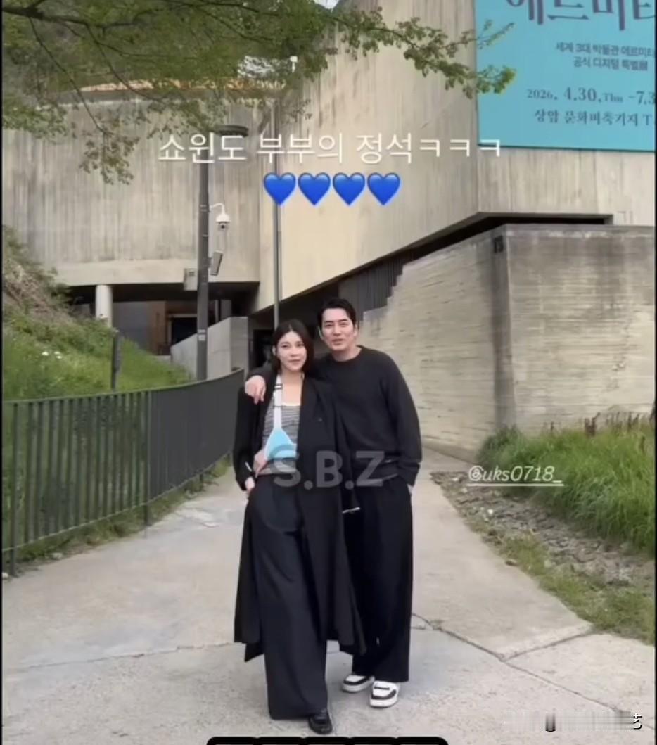 30日，演员车艺莲在自己的Instagram上传了多张照片，并写道“橱窗夫妇的典