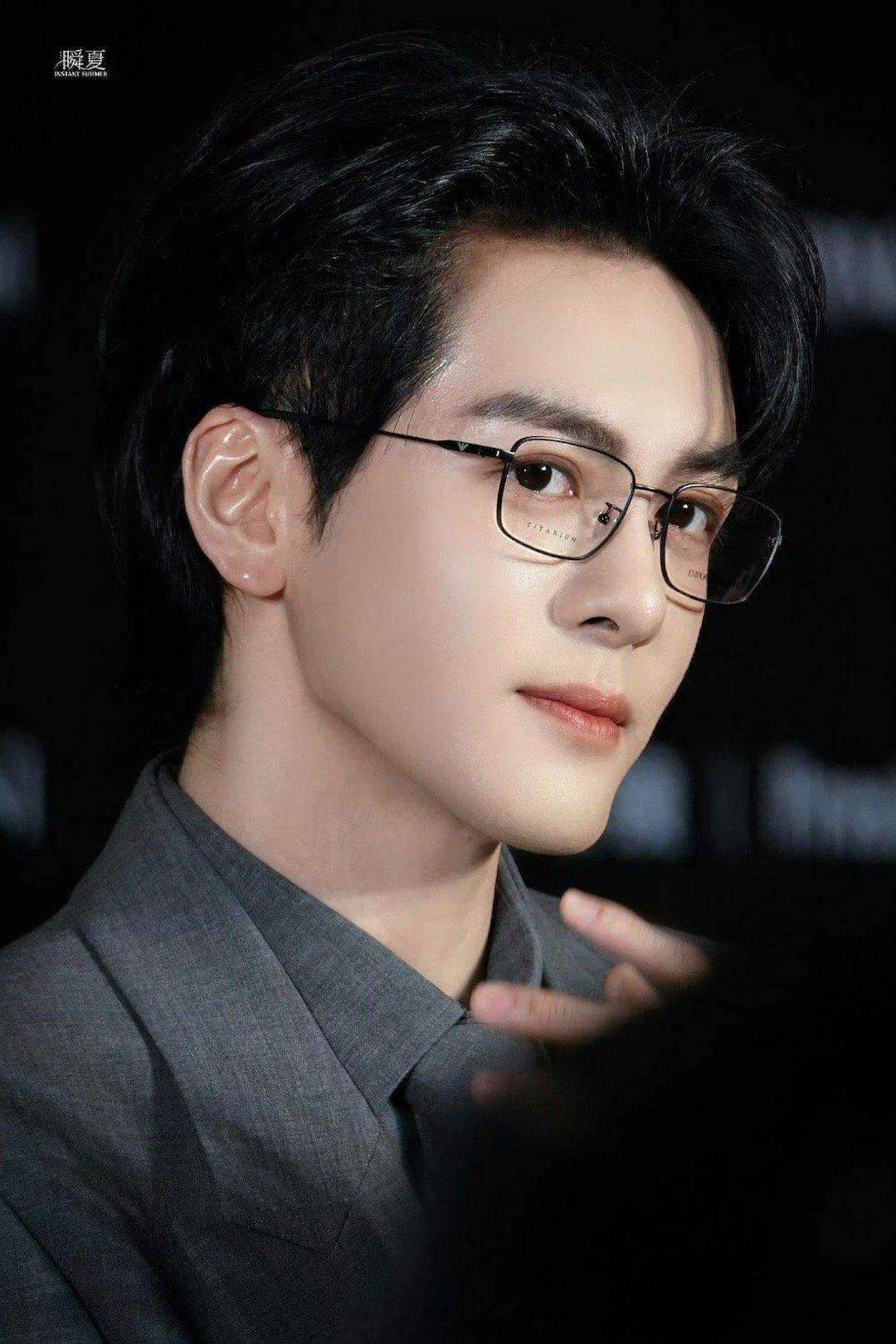 被曾舜晞帅到疯狂跺脚，顶级浓颜，极品气质，完全daddy来着！！曾舜晞长得bab