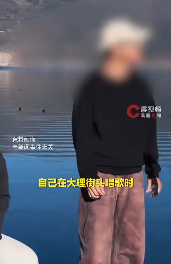 5月2日报道，云南大理，一男子与朋友在街头唱歌时，一名纹身男突然走过来，骂男子不