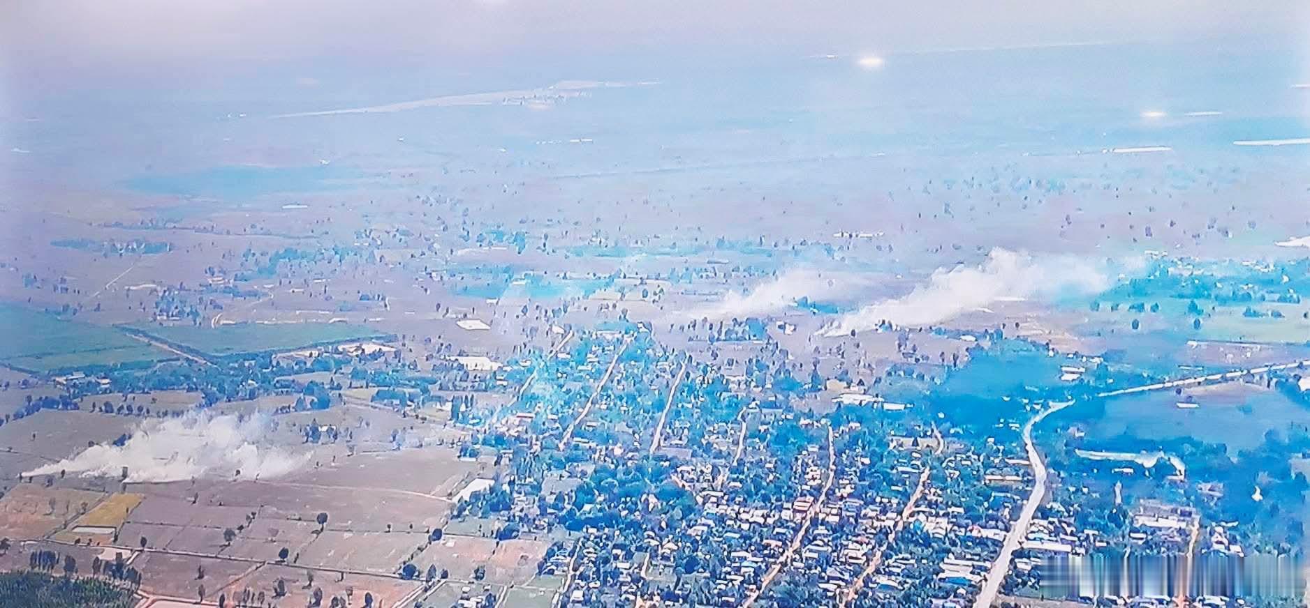 【泰柬边境爆发冲突】泰柬冲突 这一航拍画面捕捉到了正在进行的普雷陈村战役。据报道