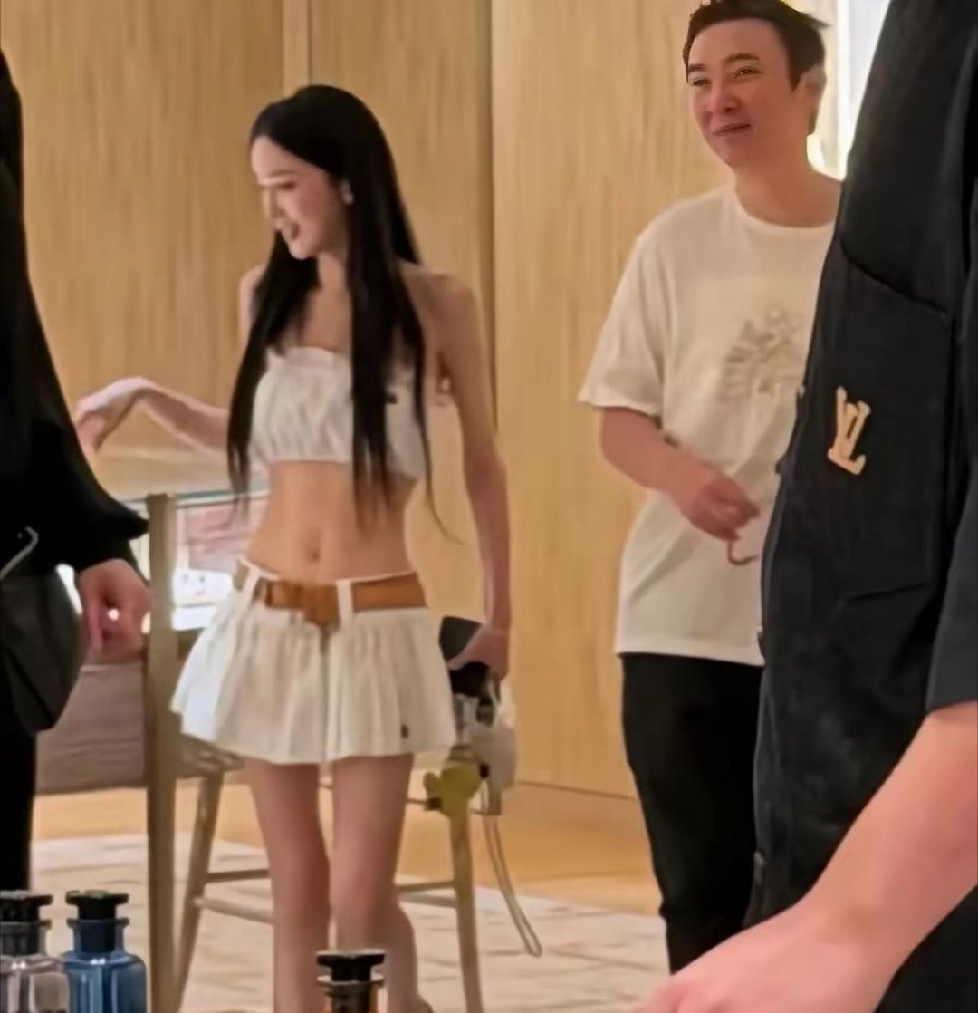 王思聪去了一趟西班牙，直接把全球顶级富豪的消费底线扒了个底朝天。他打卡的伊比萨岛