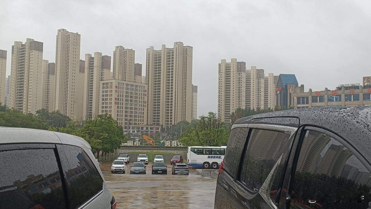 昨天来沈阳，遇到百年一遇的暴雨，无法出行，只好猫在宾馆里，遇到前来参加比赛的韩国