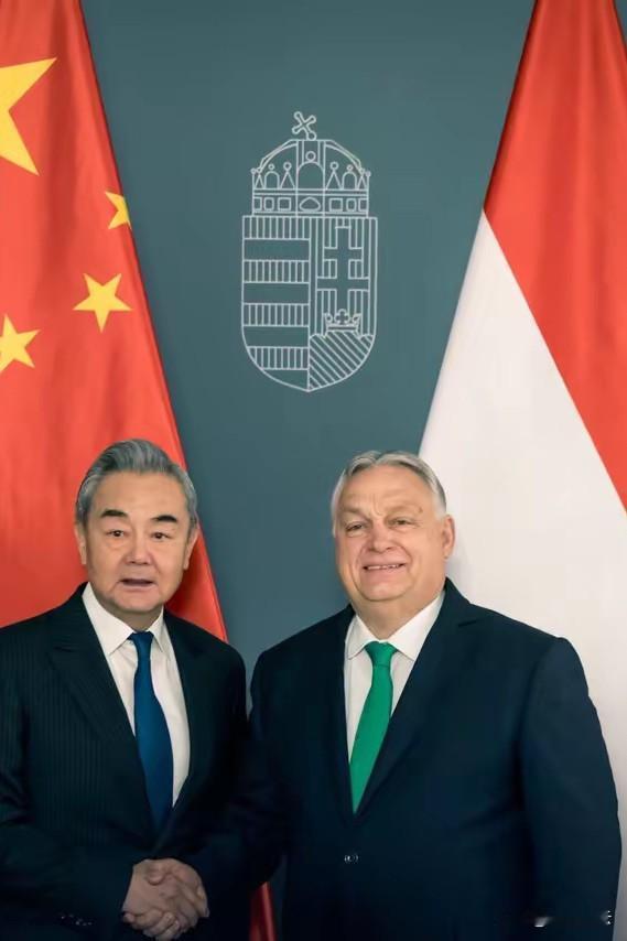 匈牙利总理欧尔班今天写道：“很高兴会见王毅外长。匈牙利将继续加强与中国的伙伴关系