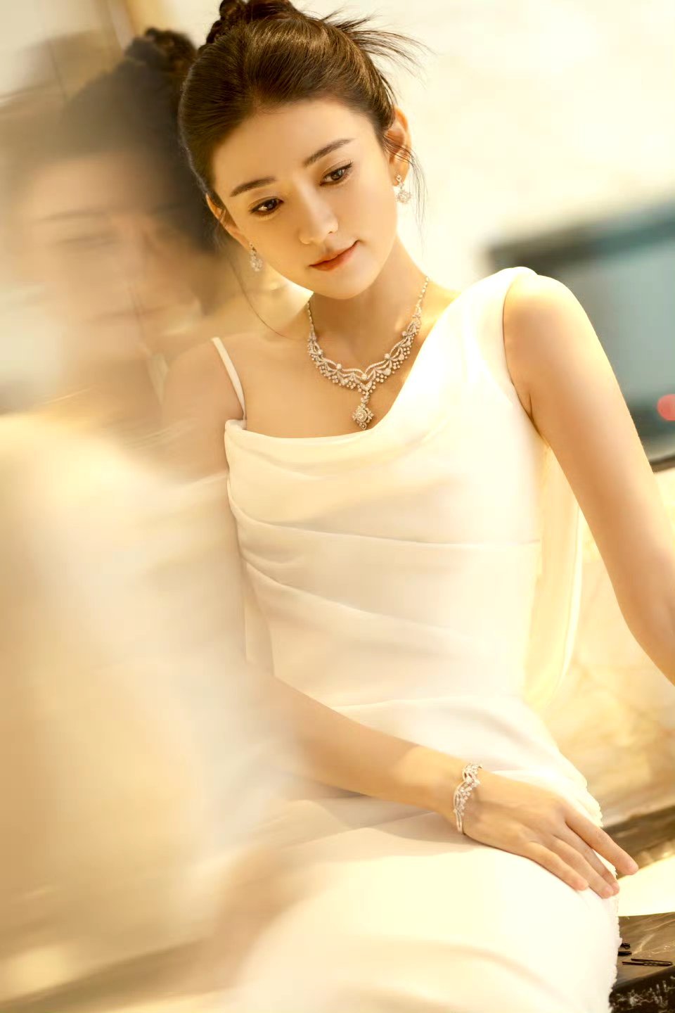 #梁洁大连活动路透#大家快来看美女，梁洁这个大连活动时候的造型直接美出新高度了，