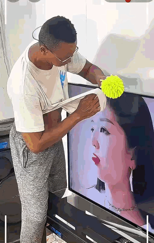 剪辑成功，应该是没少费功夫！
真是人才啊！确实挺有意思的！
[捂脸][捂脸][捂