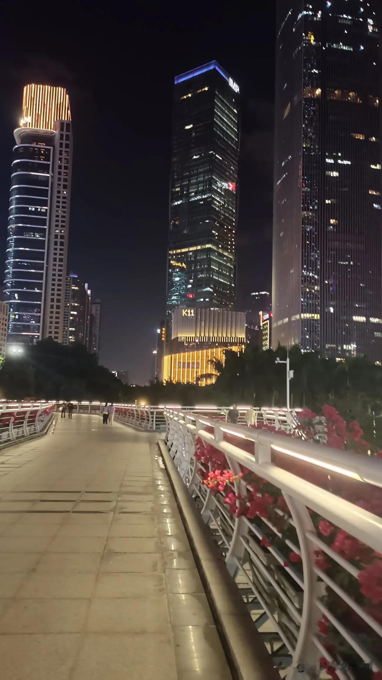 12月份了，依然是回首悠悠如隔世，一个人游玩广州的夜晚，一个人吃饭，一个人上班，