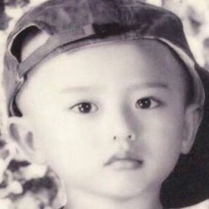 其实我还在我妈肚子里的时候就给他投过票，我妈特别懂我，踢我妈肚子一脚我妈就给蔡徐