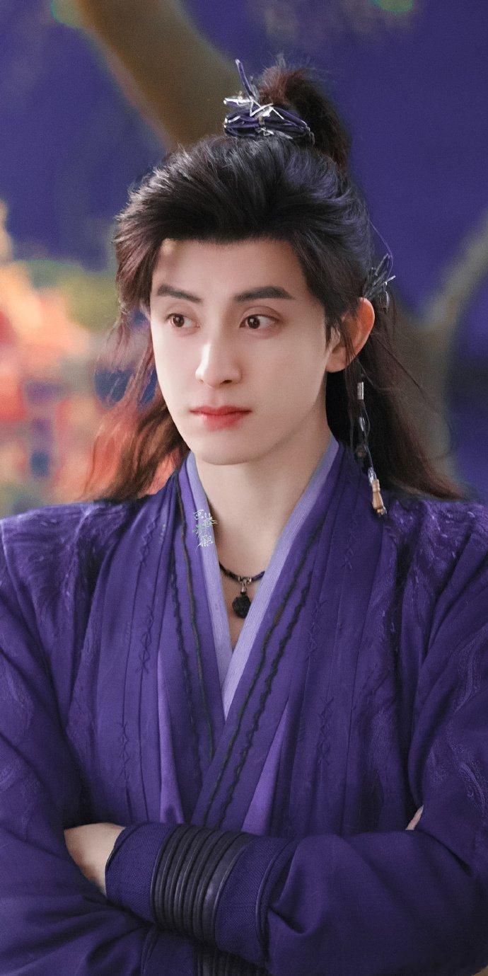 师兄太稳健给敖瑞鹏玩爽了把李长寿又怂又有趣的特质演活了，即兴小细节信手拈来，全程