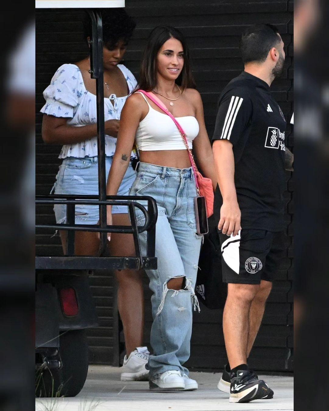 梅西的小白鞋[我想静静]，它会是你想要的款式麽？关键是三个孩子的妈！她总喜欢穿破