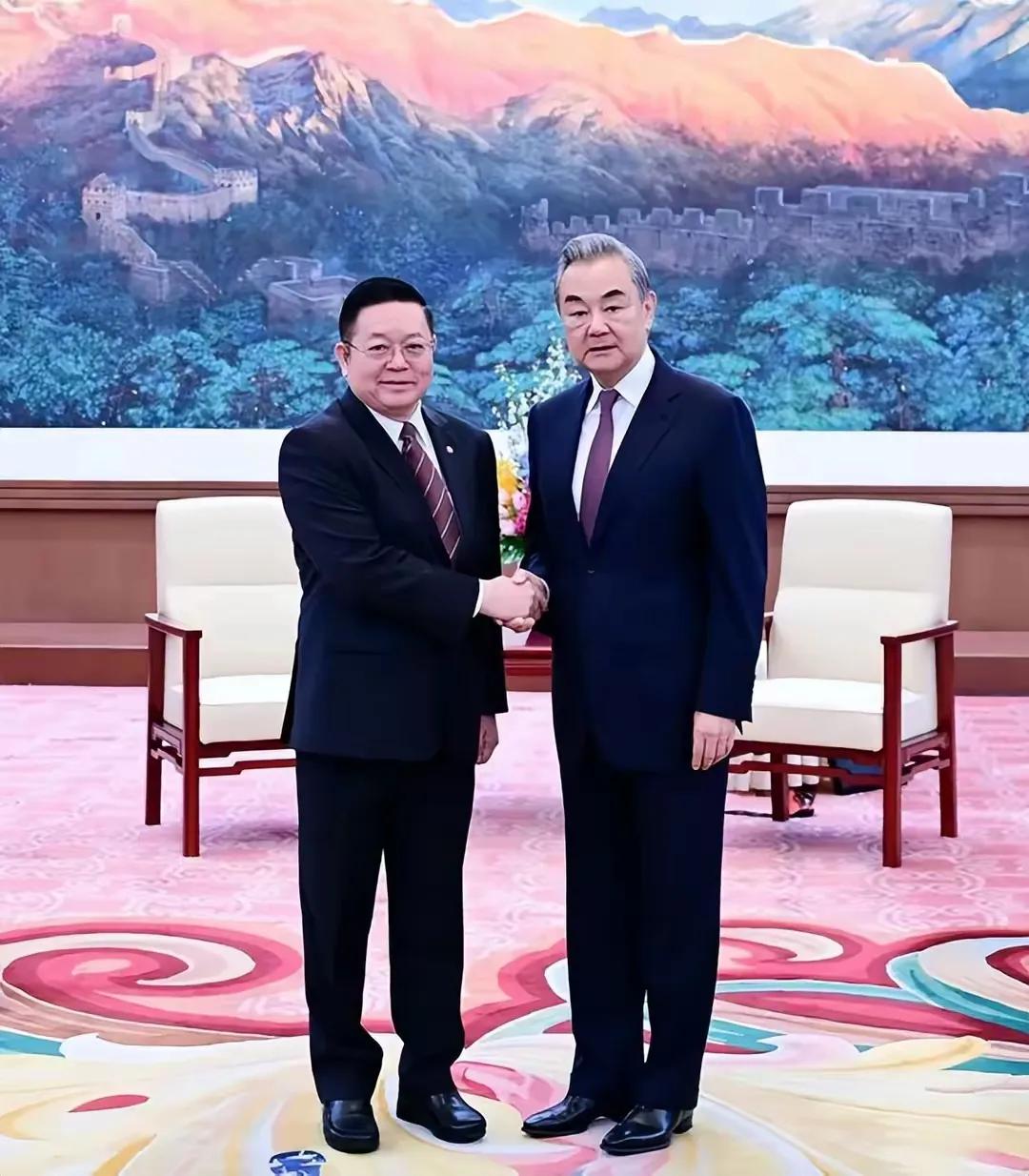泰柬硝烟未散，东盟急飞北京献上“大礼”，马科斯要急了？据环球网报道称，中国外长王