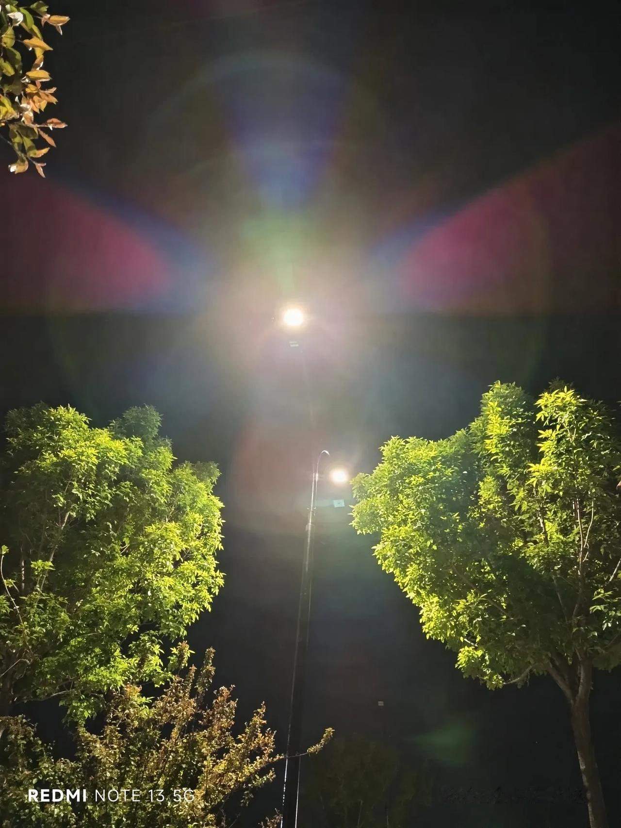 刘华强者，衡州之人也，字红雷，号保熟居士。一日，其驾电驴途经一瓜摊，见一瓜农蔽于