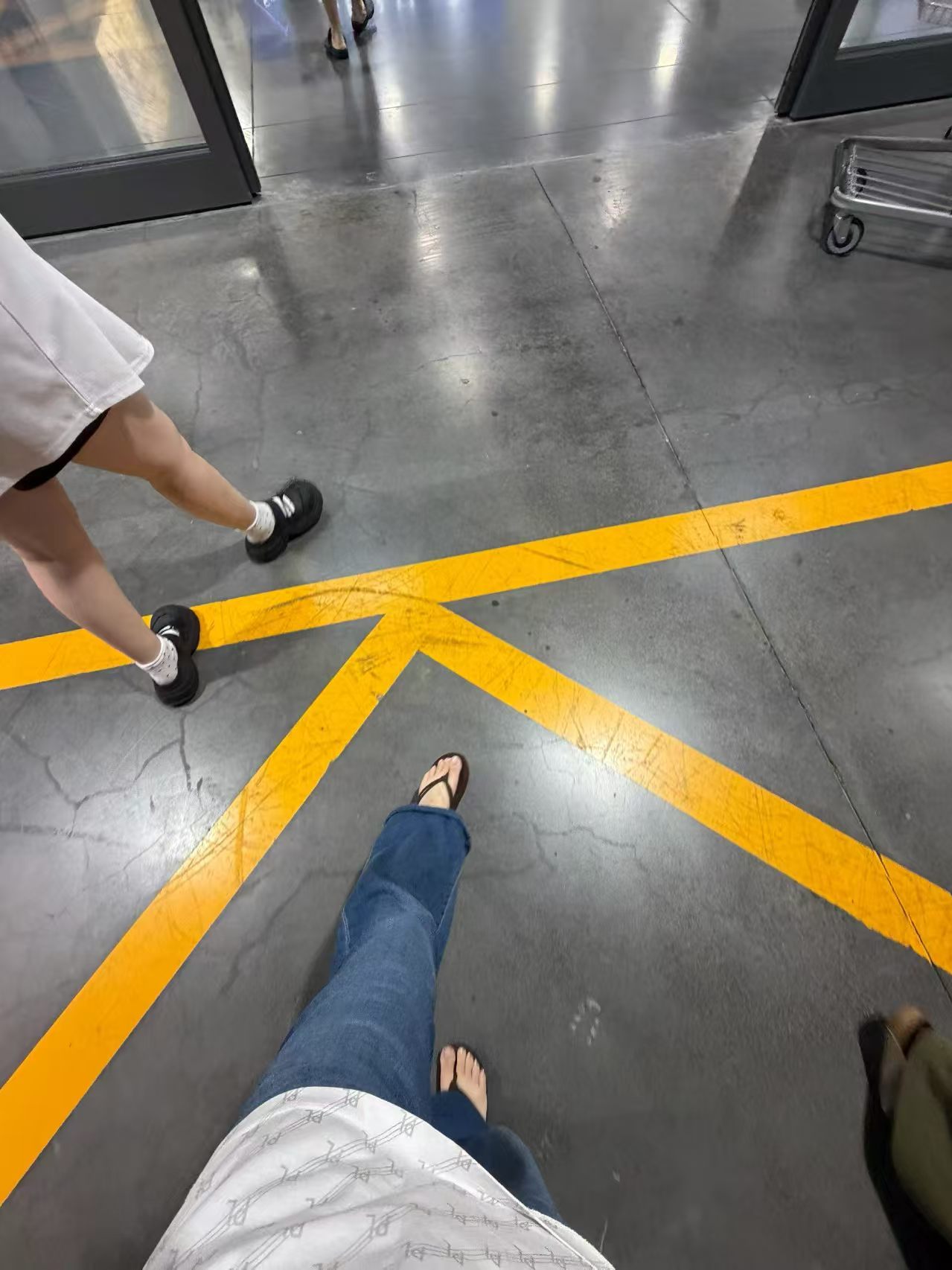 素服素服! 