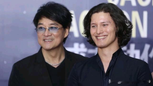 周华健儿子周厚安豪宅红酒自拍庆生 ，外形走样，一点都不像90后，他与父亲就像同辈