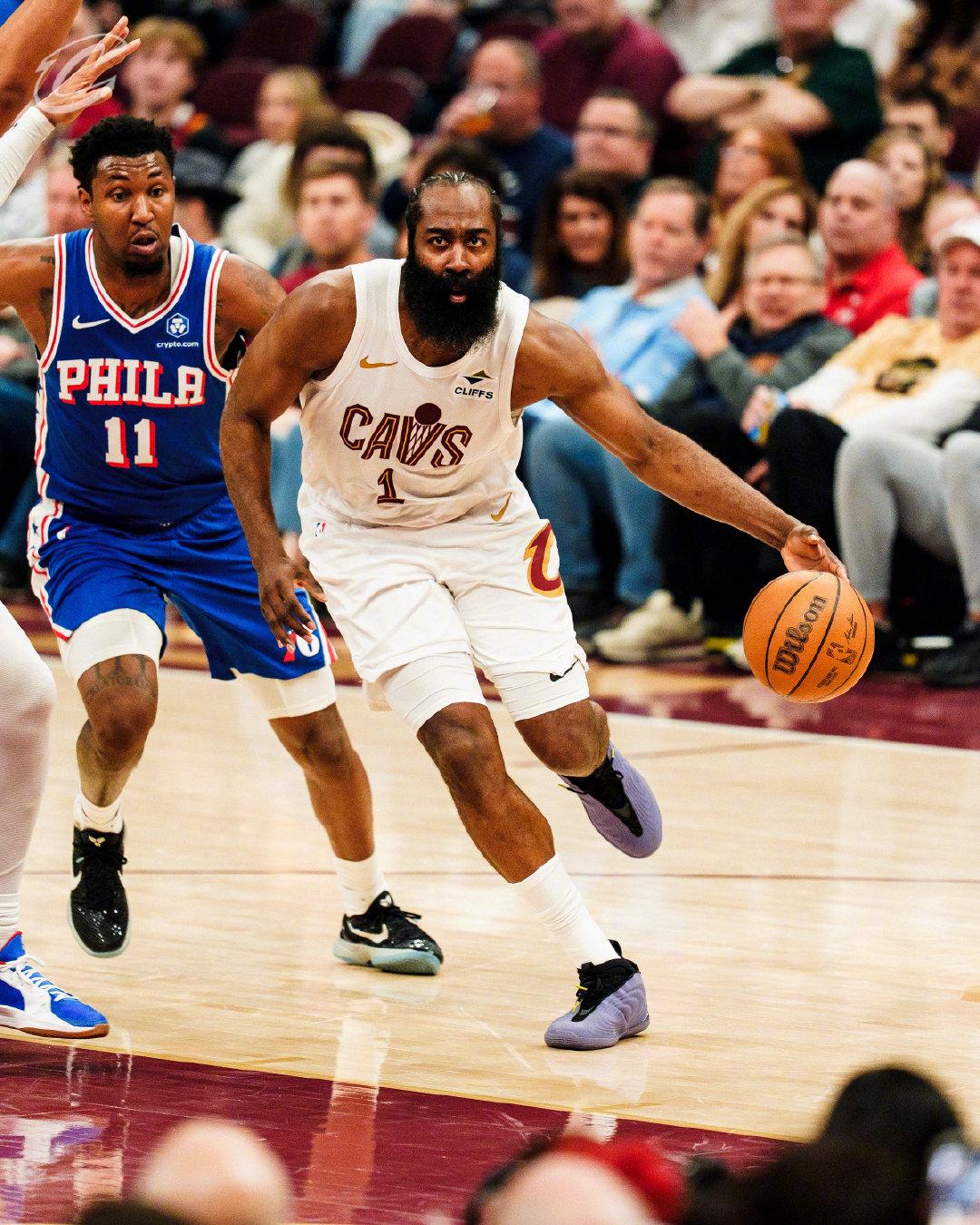 注意看这张图，之前哈登右手拇指上的黑色护具今天已经摘了（昨天打凯尔特人的时候还戴