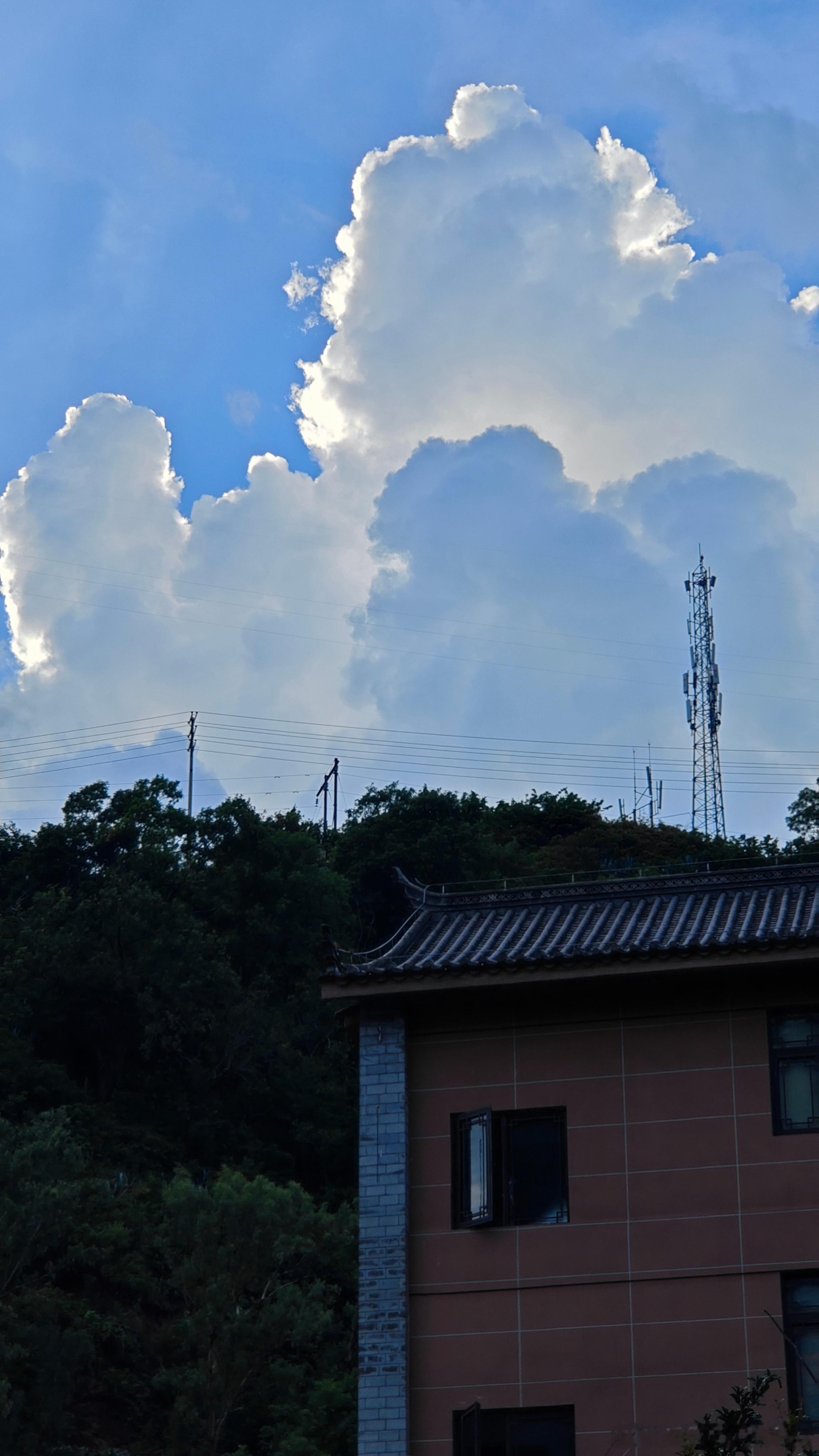超话创作官 风在收集着乌云，雨快来了，拍于彩云之南手机随手拍遇见美好
