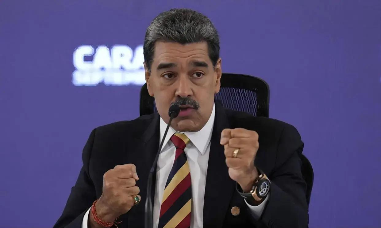 美军越境抓人，把拉美老问题撕开了口子。
 
1月3日，加拉加斯多处军事设施附近传