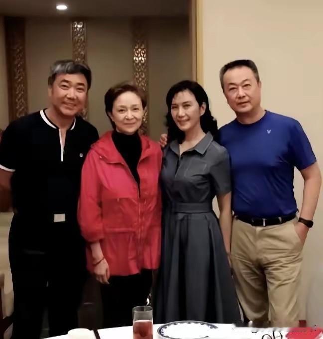 一晃眼《篱笆女人和狗》已经播出二三十年人了，当年的巧姑和二嫂都老了，另外的两位男