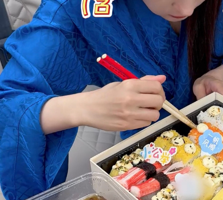 唉（摇头）唉（叹气）唉（捂捂吧我绣绣崽 ​​​