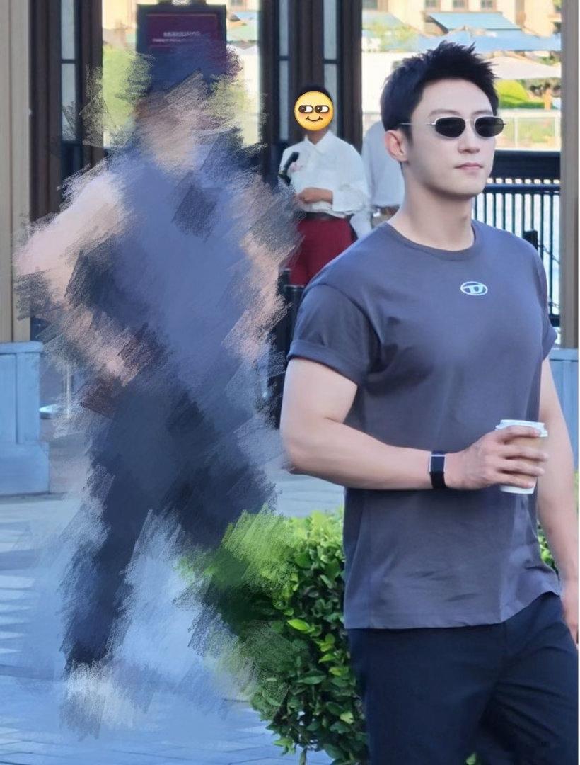 黄景瑜不就是个子高点胸肌大点 黄景瑜上海出街被夸“个子高胸肌大”，我反手就是一个