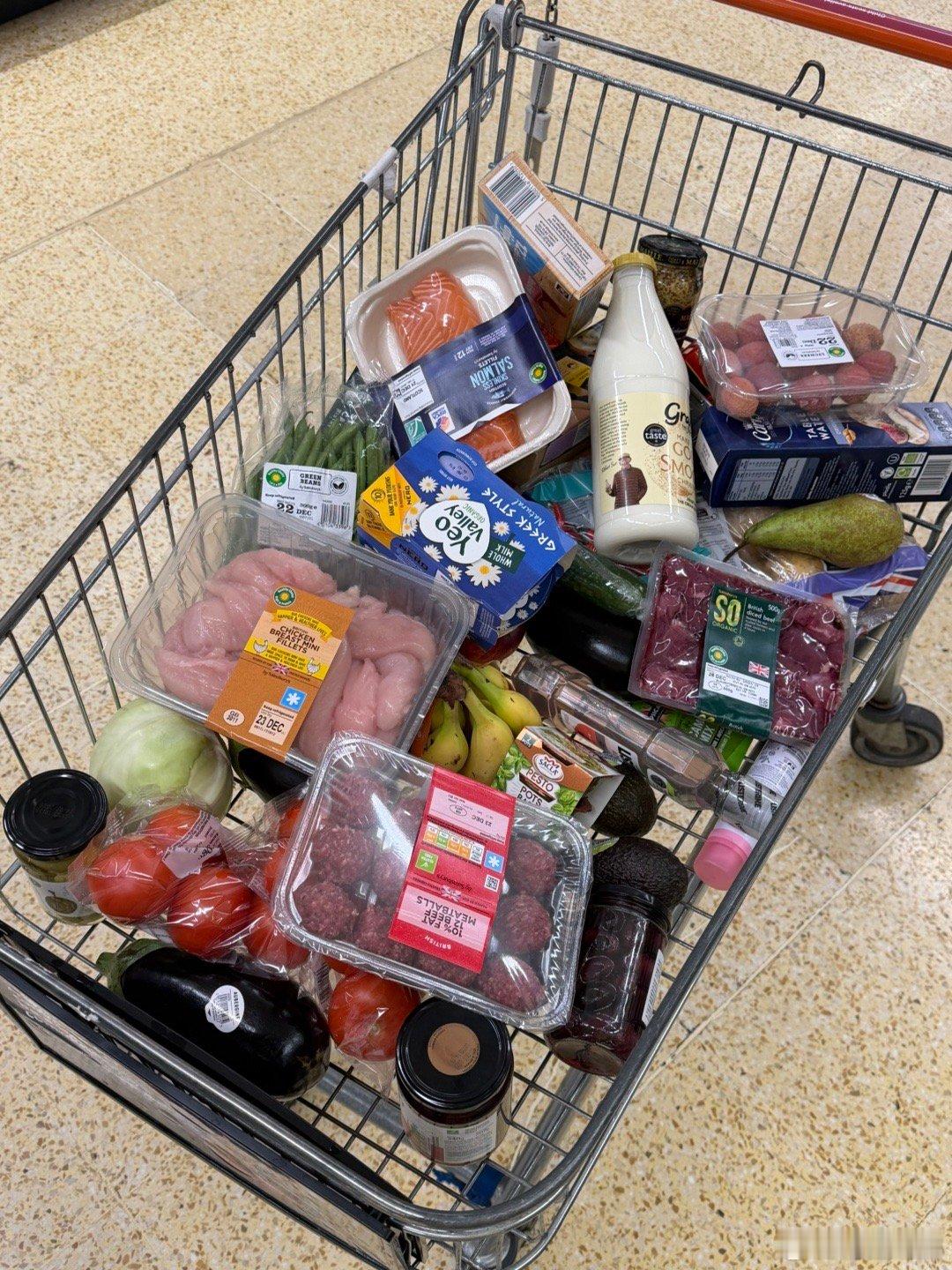 采购了一周的食物大家猜猜这么一车在伦敦超市多少钱？ 英国·伦敦