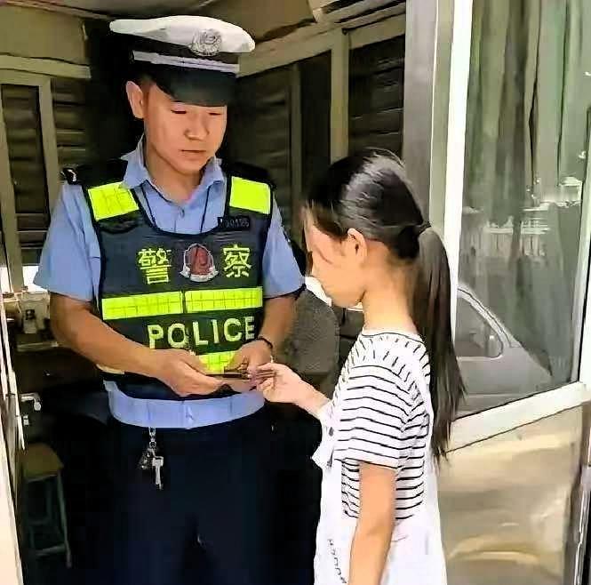 看到这一幕，泪奔！南京，小学生捡到手机主动归还，可失主却发现，女孩走路一瘸一拐，