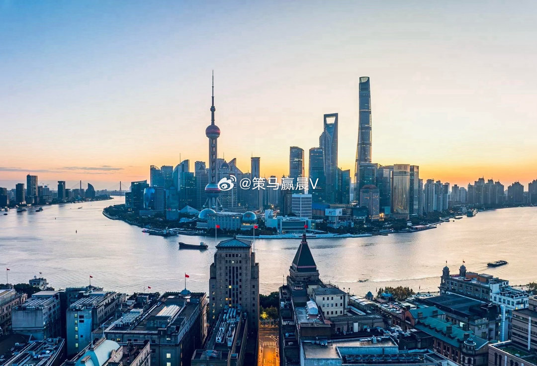 市场集体反弹，创业板指大涨超5%，深成指涨超3.5%，沪深两市成交额3.03万亿