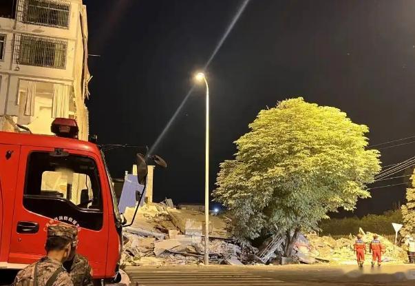 柳州再发生地震5.2级地震，震源深度8千米。柳南应急工作人员和志愿者们正在做好受