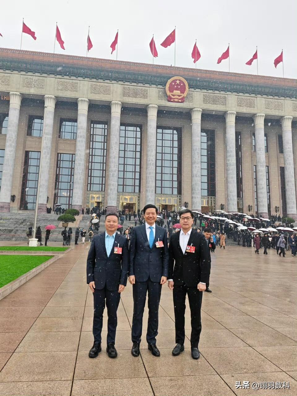 雷军在参加两会，余承东在开发布会。
雷军在今天参加全国政协会会议。
余承东今天召