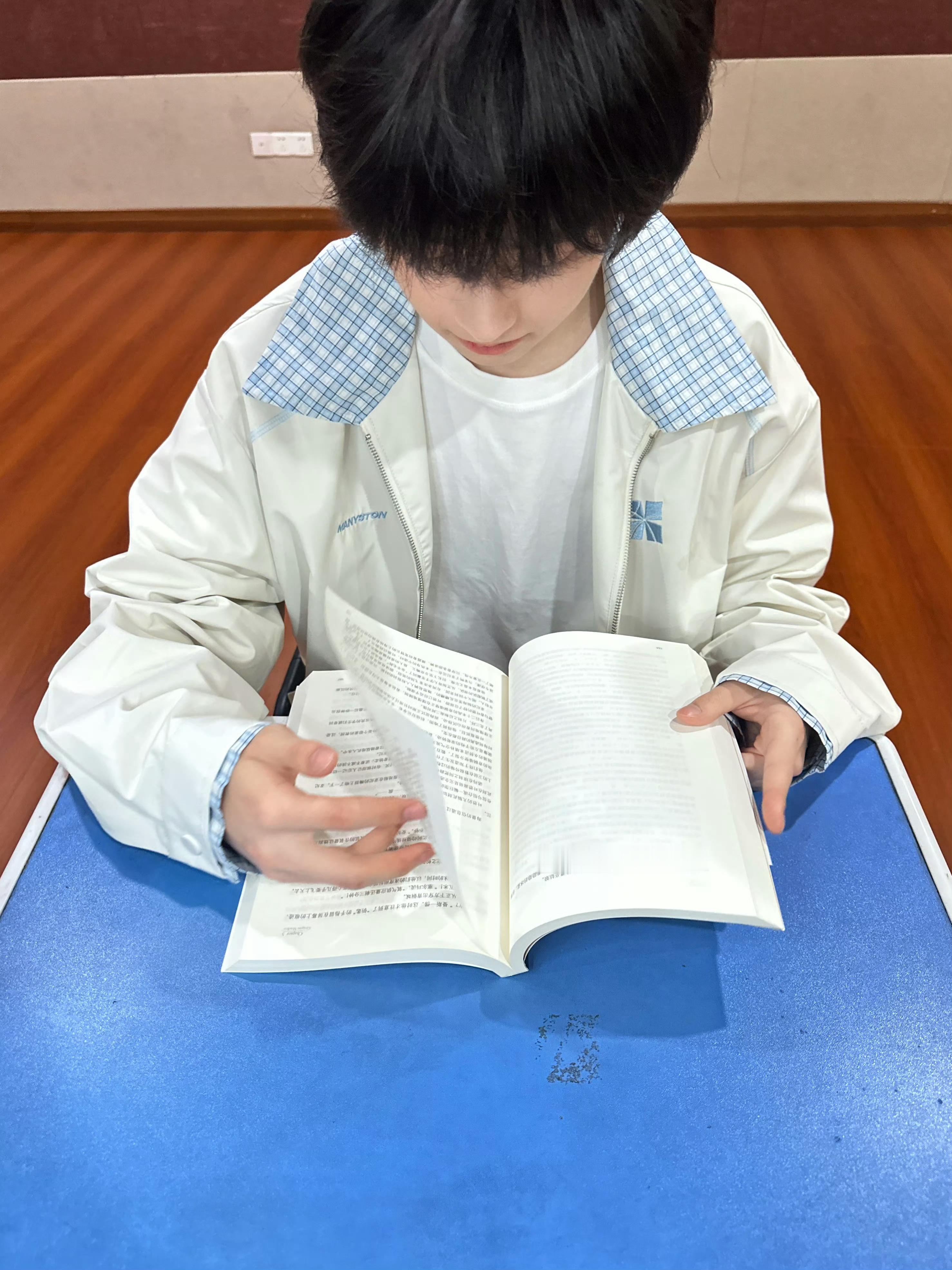 杨涵博生日发文 爱看书的小孩文笔就是好！杨涵博的文字里，全是不褪色的温柔与坚韧。