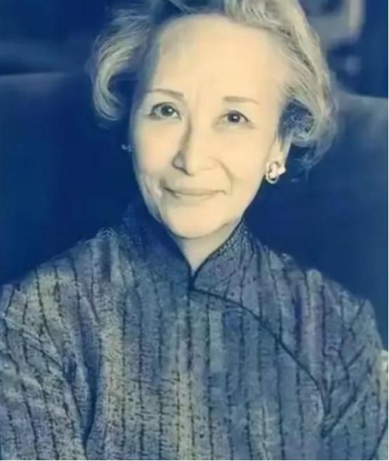 1973年，58岁的郑念拒绝出狱，她需要一个道歉。突然，暴跳如雷的监狱长，狠狠地