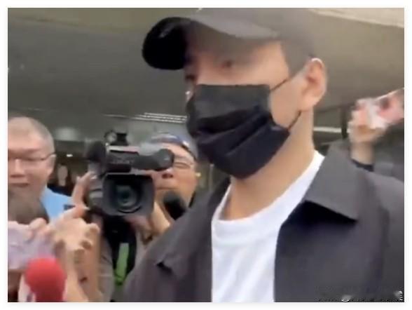 就在刚刚

演员王大陆当庭认罪

王大陆涉逃兵役案当庭认罪 涉案360万台币牵连